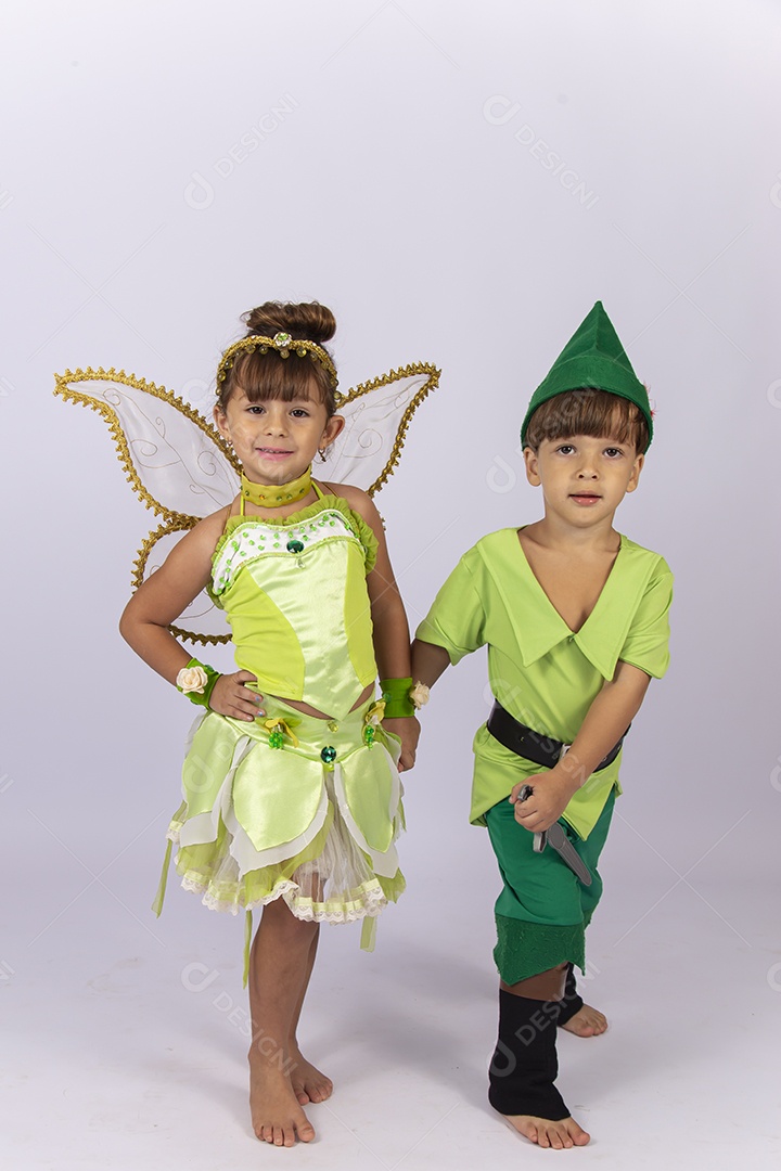 Crianças de mãos dadas fantasiadas sobre um fundo isolado branco.