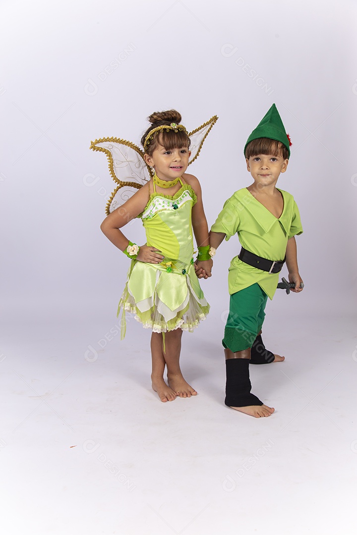 Crianças de mãos dadas fantasiadas sobre um fundo isolado branco.