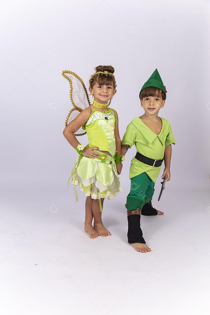 Crianças de mãos dadas fantasiadas sobre um fundo isolado branco.