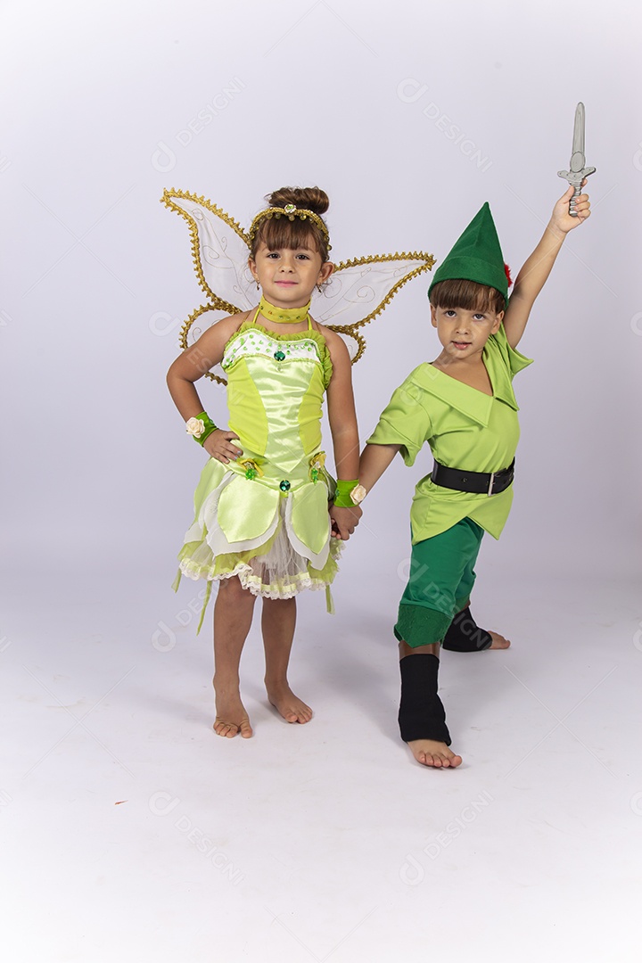 Crianças de mãos dadas fantasiadas sobre um fundo isolado branco.