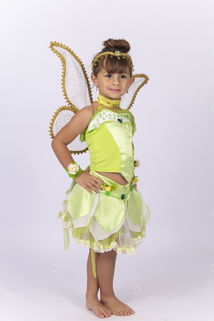 Linda menina fantasiada sobre um fundo isolado branco.