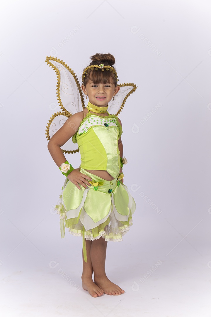 Linda menina fantasiada sobre um fundo isolado branco.