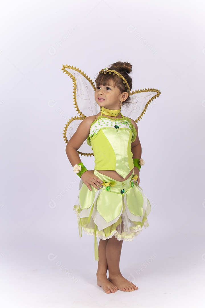 Linda menina fantasiada sobre um fundo isolado branco.