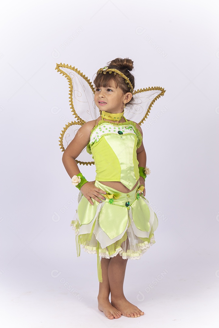 Linda menina fantasiada sobre um fundo isolado branco.