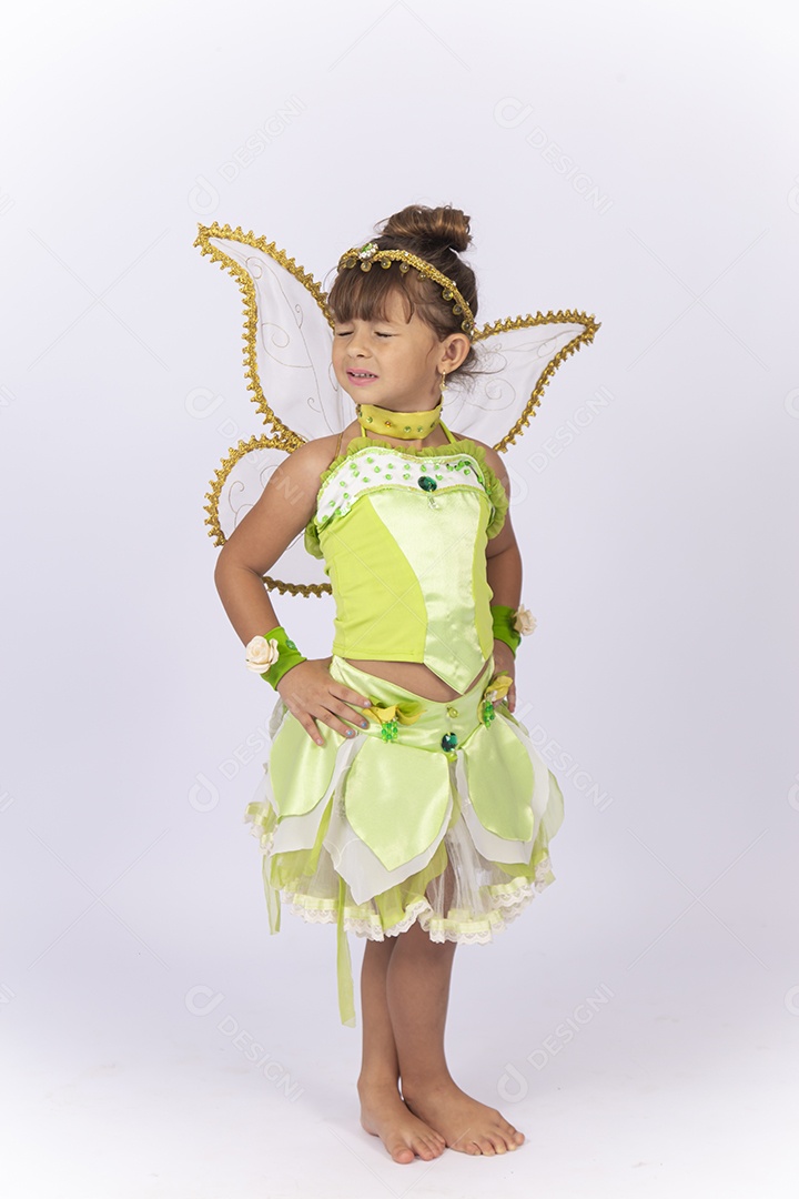 Linda menina fantasiada sobre um fundo isolado branco.
