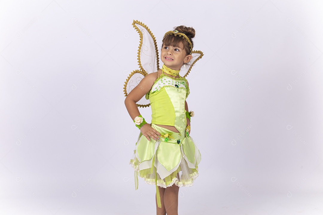 Linda menina fantasiada sobre um fundo isolado branco.