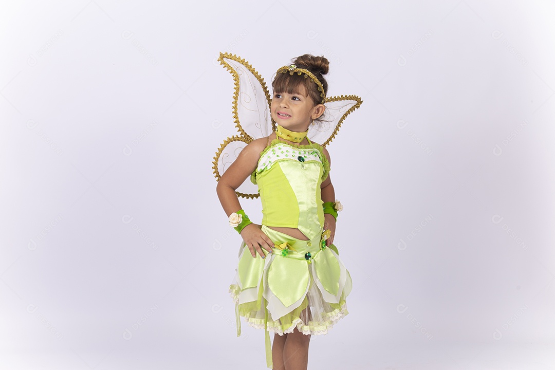 Linda menina fantasiada sobre um fundo isolado branco.