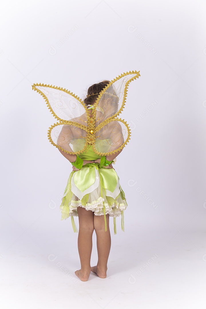 Linda menina de costas fantasiada com um arco de asa nas costas.