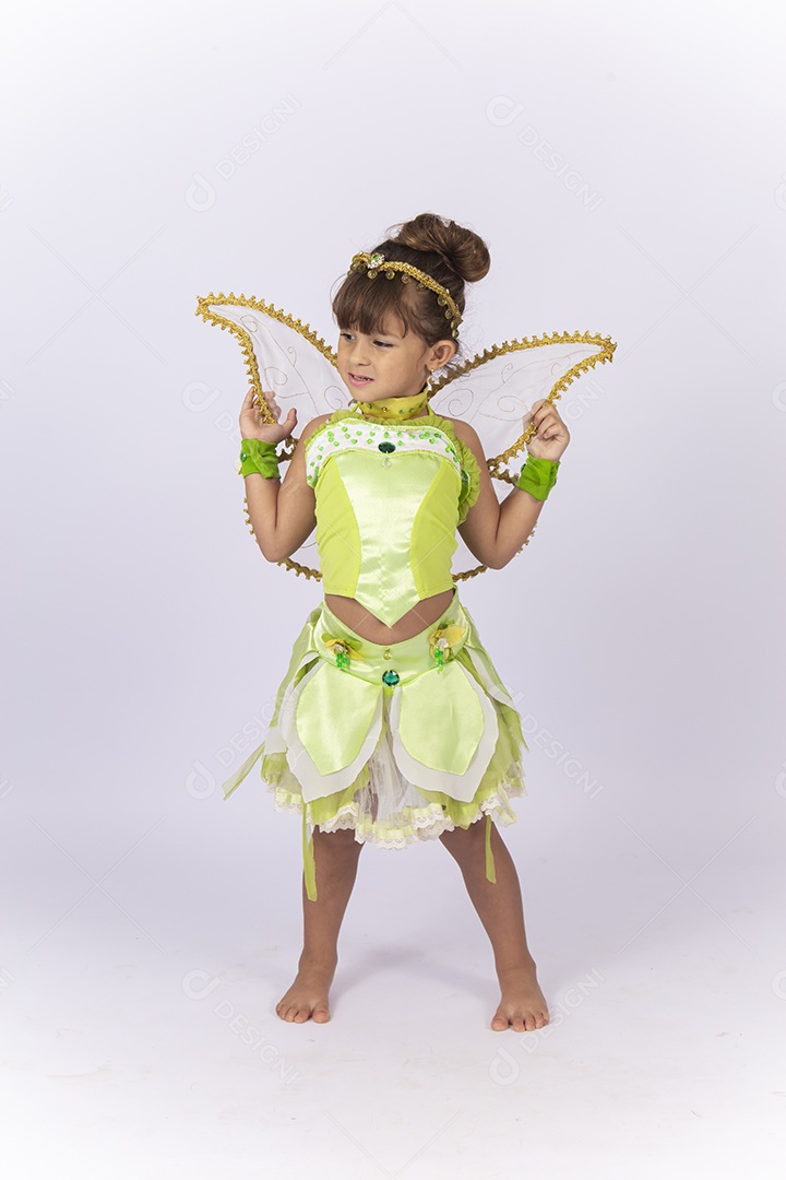 Linda menina fantasiada com um arco de asa nas costas.