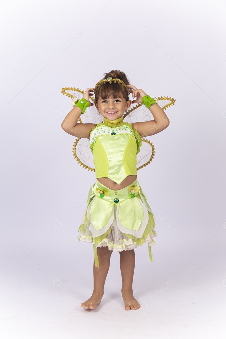 Linda menina fantasiada com um arco de asa nas costas.