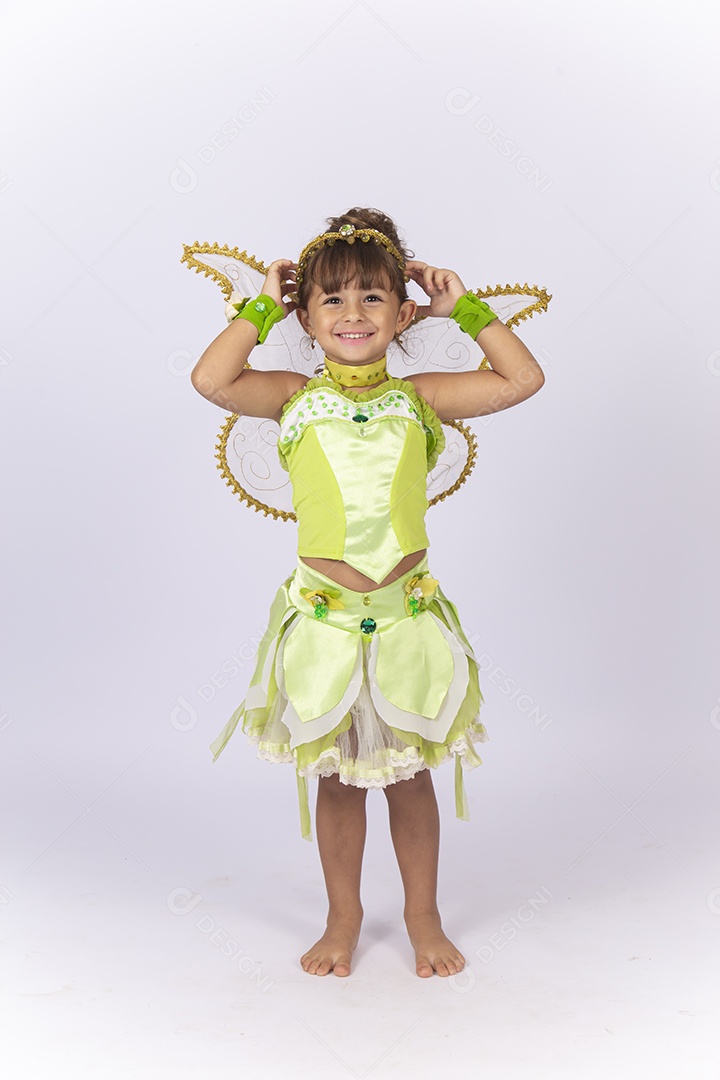 Linda menina fantasiada com um arco de asa nas costas.