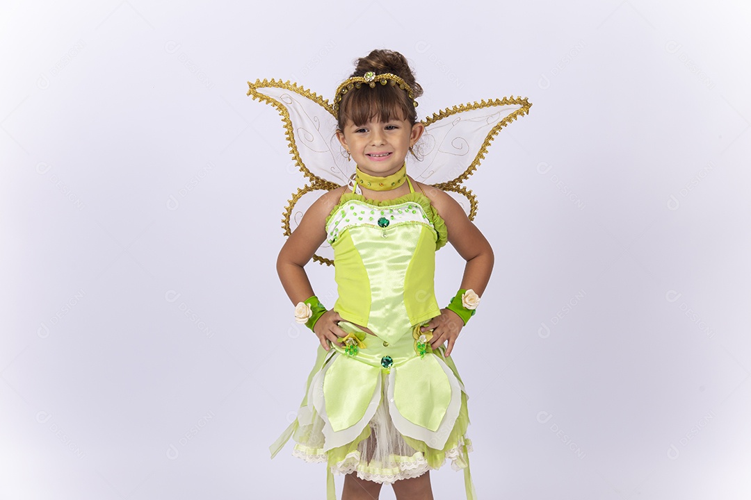 Linda menina fantasiada sobre um fundo isolado branco.