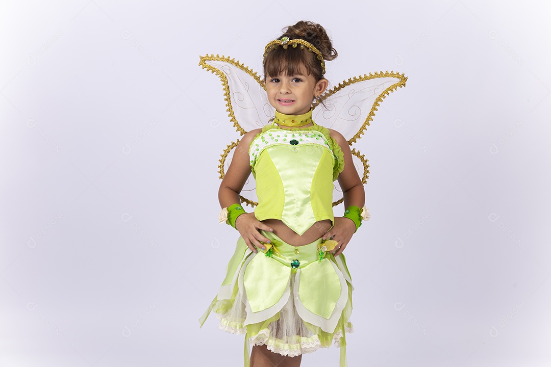 Linda menina fantasiada com um arco de asa nas costas.