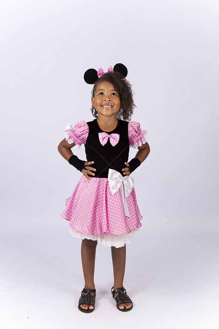 Linda menina fantasiada da personagem Minnie sobre um fundo isolado branco.