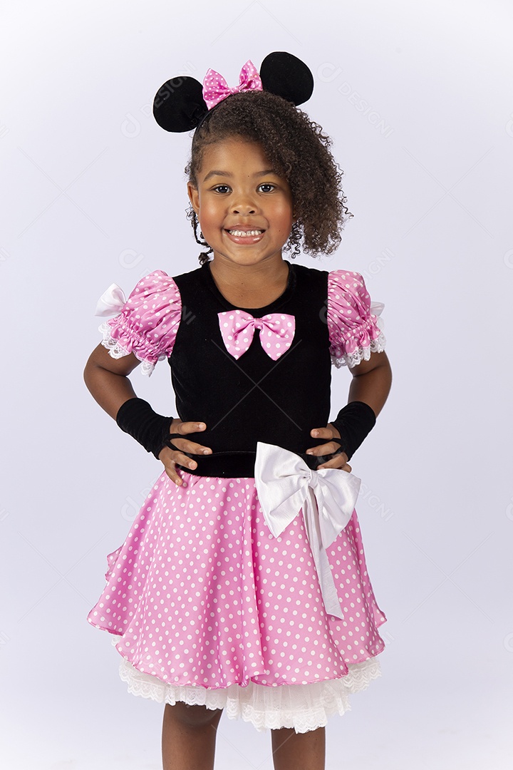 Linda menina fantasiada da personagem Minnie sobre um fundo isolado branco.