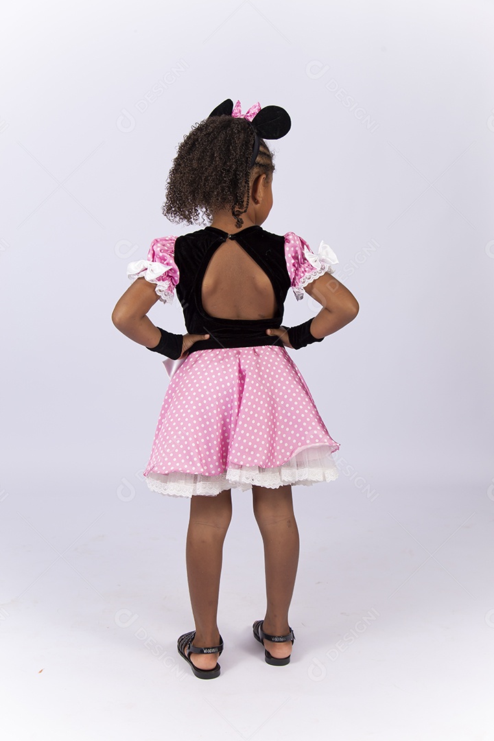 Menina de costas fantasiada da personagem Minnie sobre um fundo isolado branco.