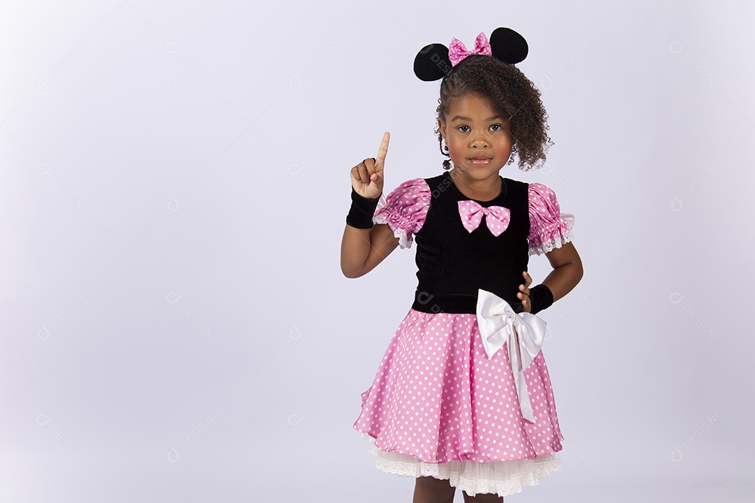 Linda menina fantasiada da personagem Minnie sobre um fundo isolado branco.