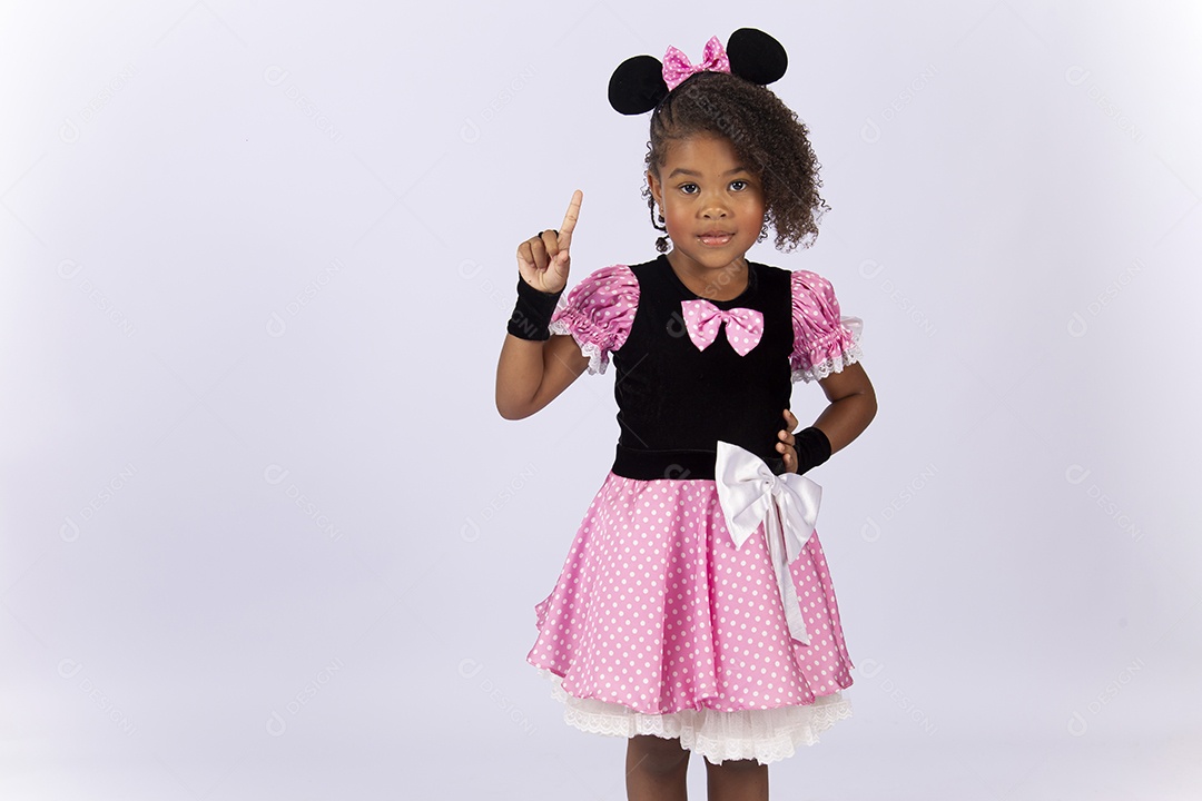 Linda menina fantasiada da personagem Minnie sobre um fundo isolado branco.