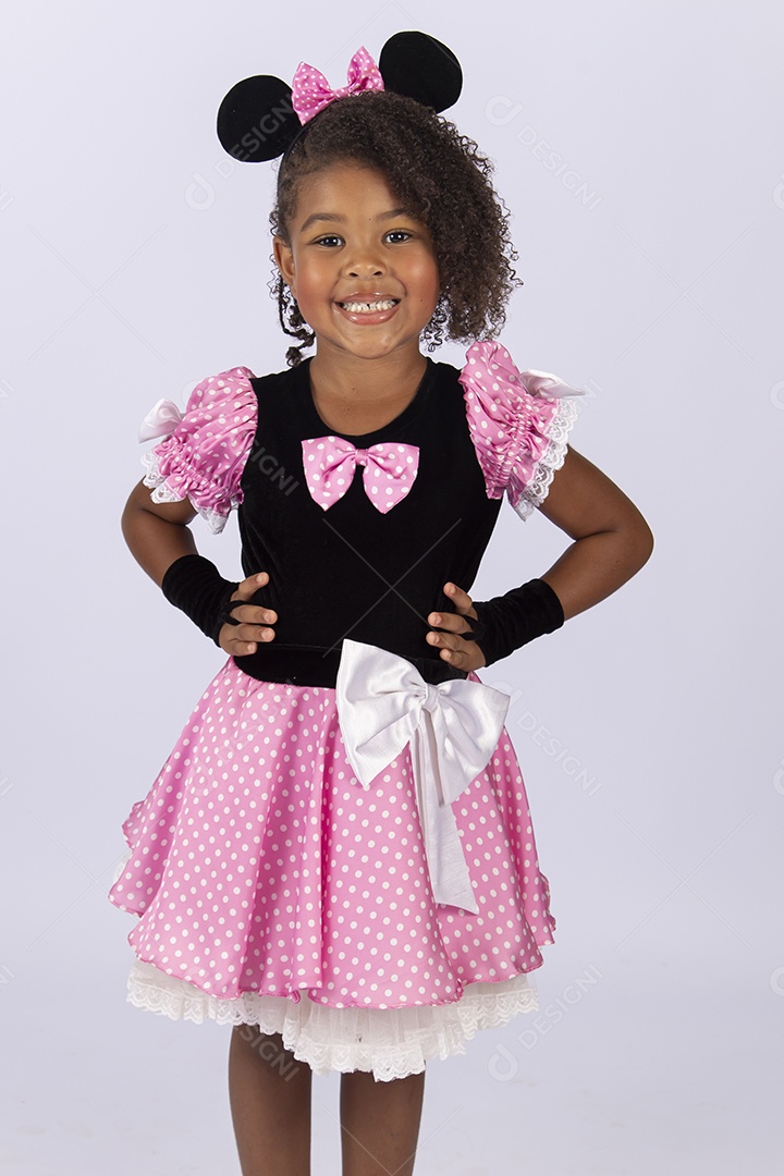 Linda menina fantasiada da personagem Minnie sobre um fundo isolado branco.