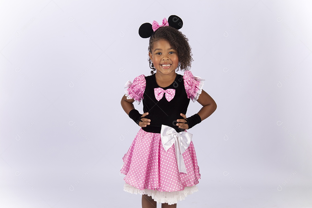 Linda menina fantasiada da personagem Minnie sobre um fundo isolado branco.