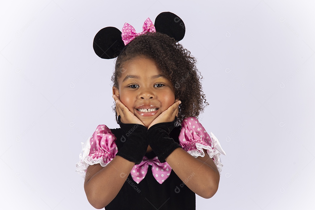 Linda menina fantasiada sobre um fundo isolado branco.