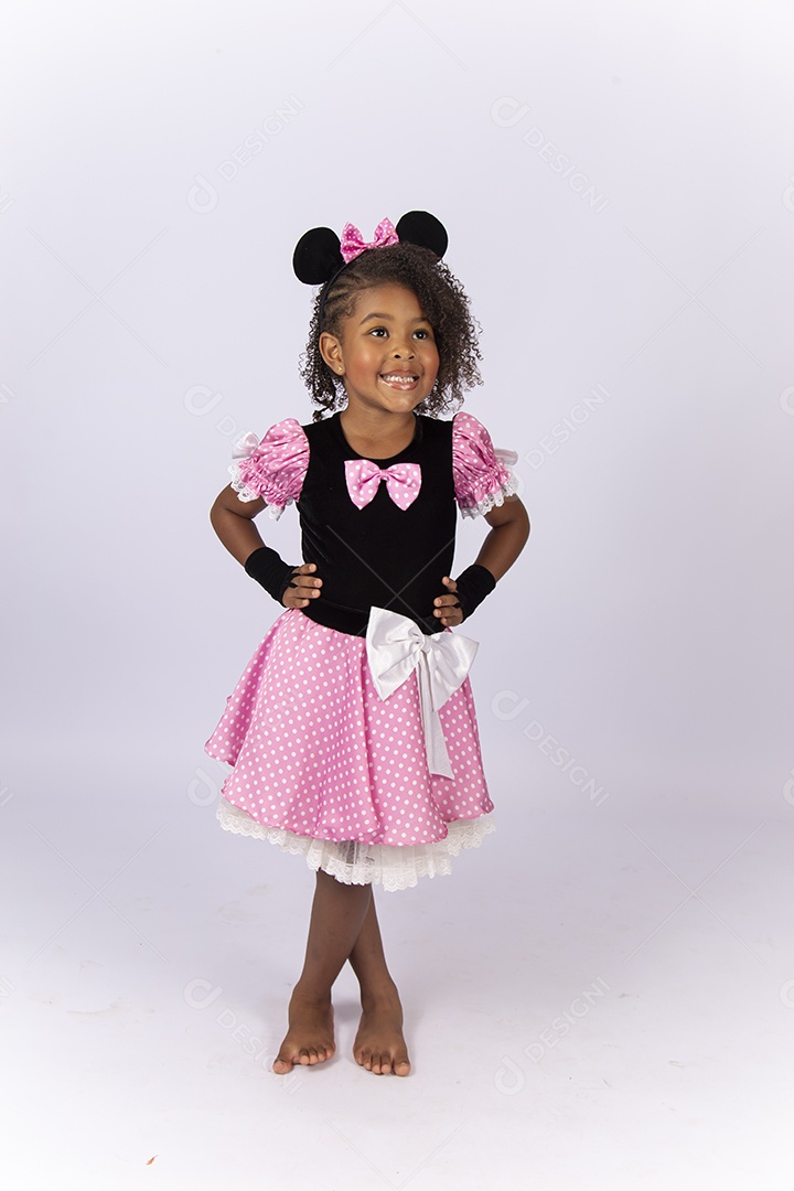 Linda menina fantasiada da personagem Minnie sobre um fundo isolado branco.