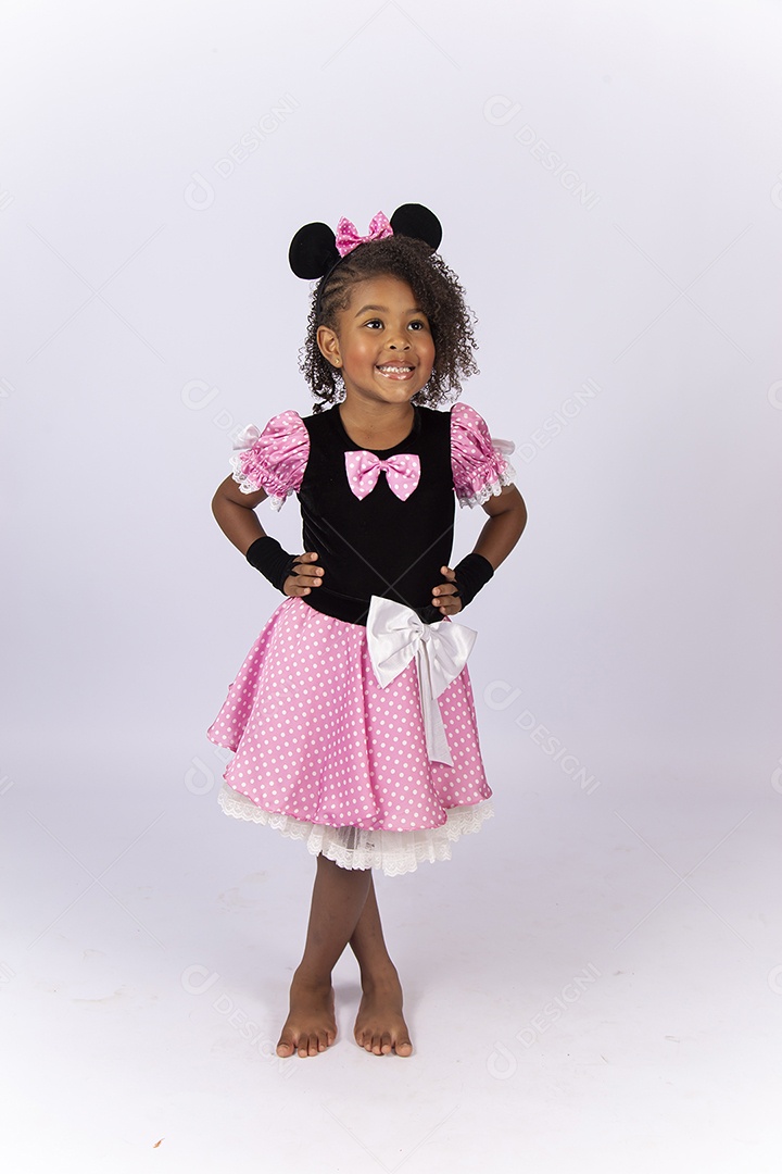 Linda menina com fantasia sobre fundo isolado branco.