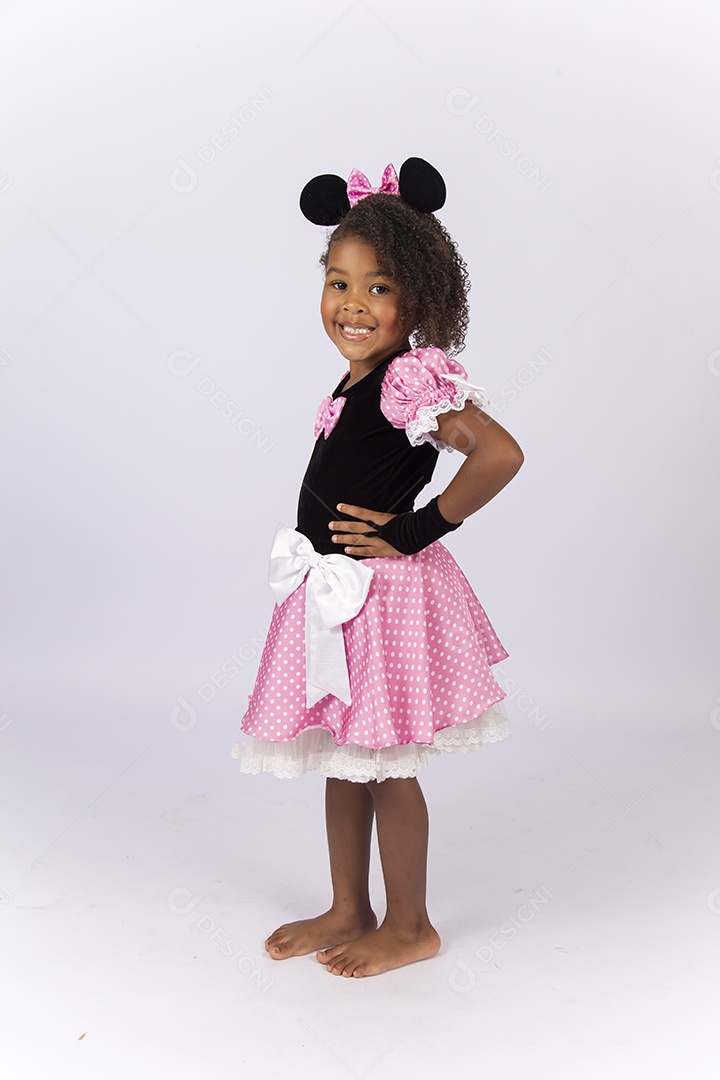 Linda menina fantasiada da personagem Minnie sobre um fundo isolado branco.