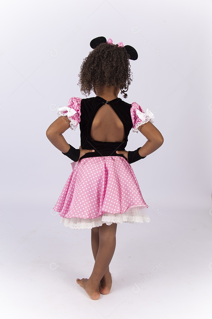Menina de costas fantasiada da personagem Minnie sobre um fundo isolado branco.