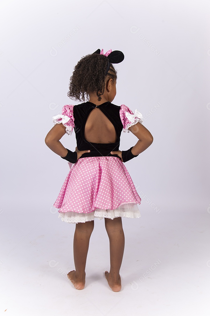 Linda menina fantasiada da personagem Minnie sobre um fundo isolado branco.