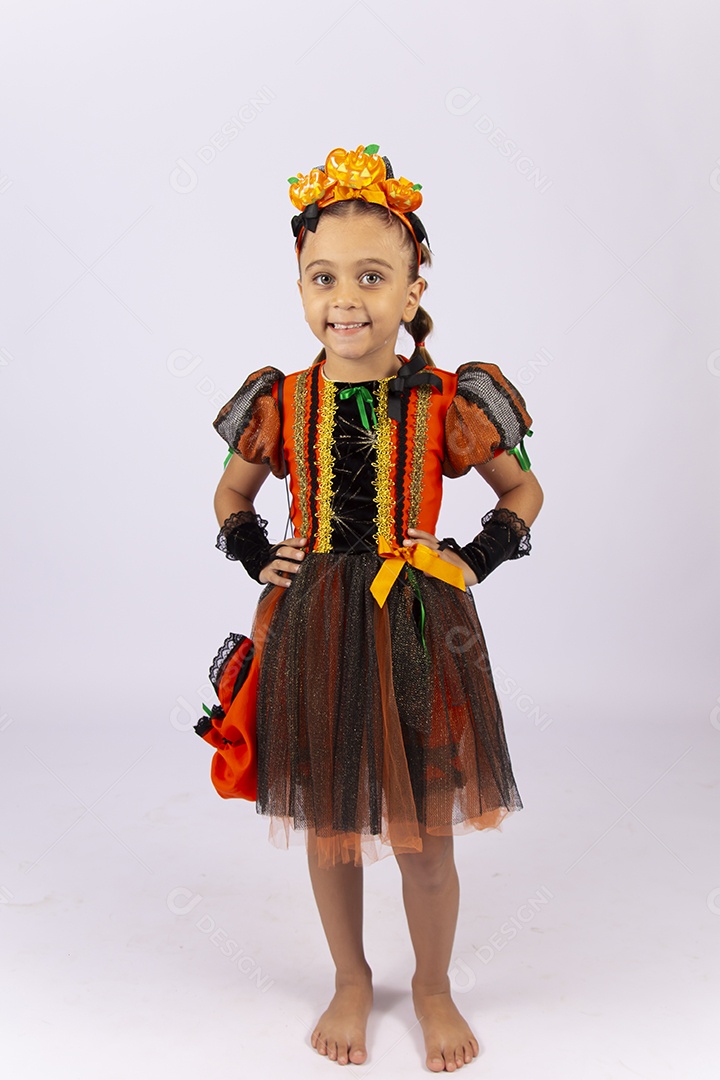 Linda garotinha fantasiada sobre um fundo isolado branco.