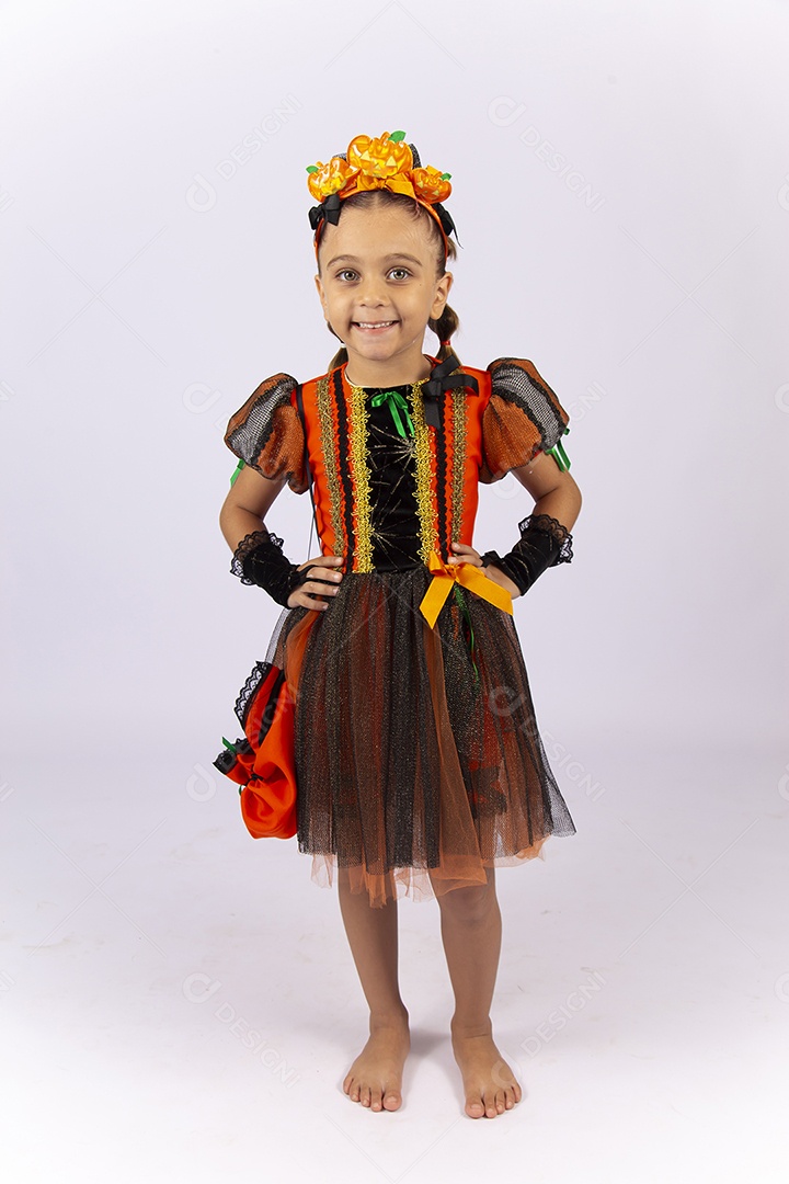 Linda garotinha fantasiada sobre um fundo isolado branco.