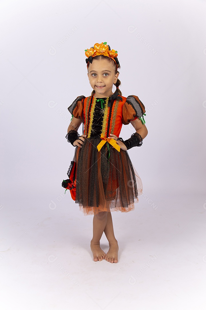 Linda garotinha fantasiada sobre um fundo isolado branco.