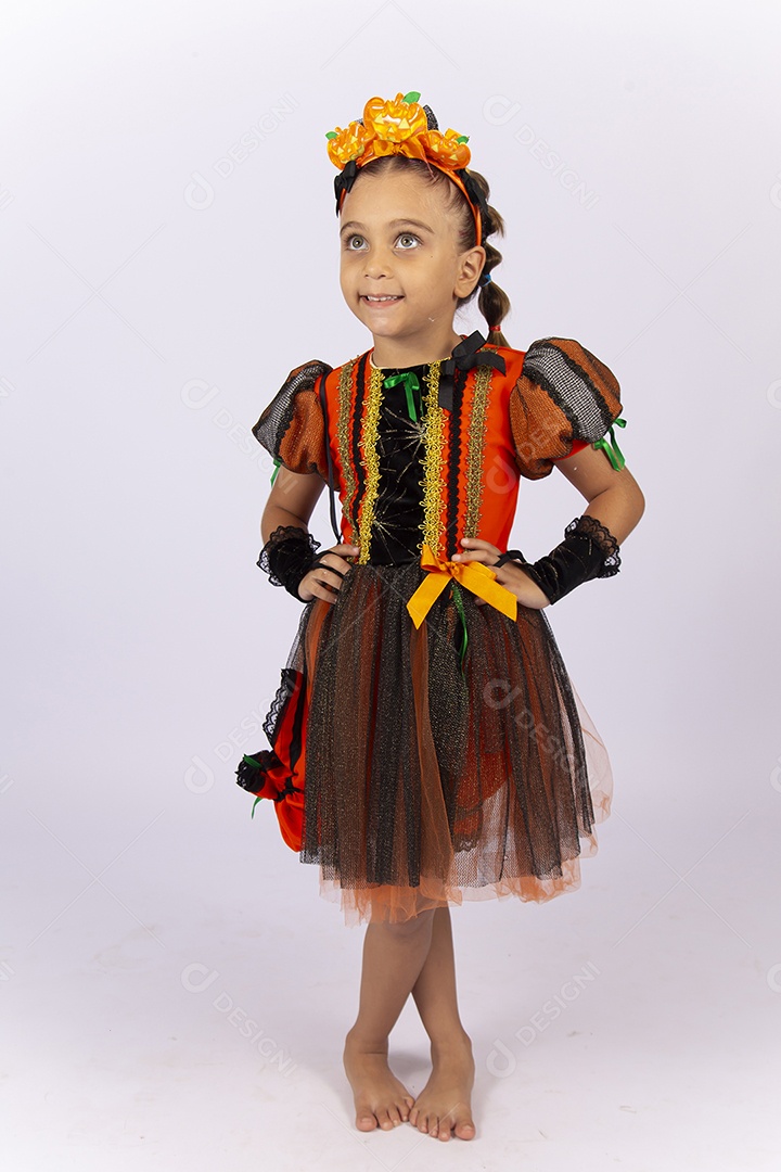 Linda garotinha fantasiada sobre um fundo isolado branco.