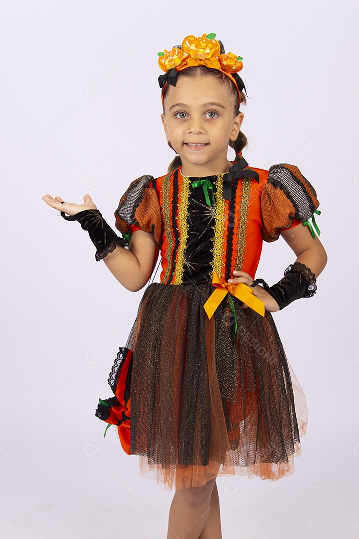 Linda menina fantasiada sobre um fundo isolado branco.