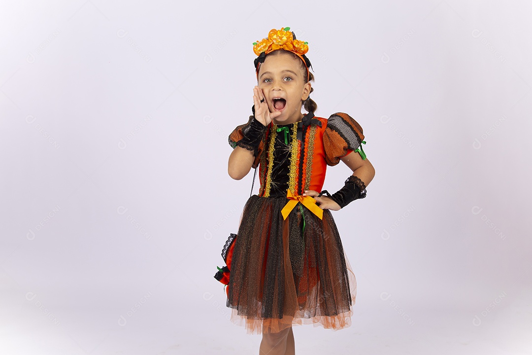 Linda menina fantasiada sobre um fundo isolado branco.