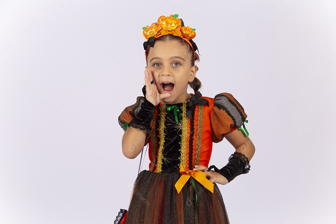 Linda garotinha fantasiada sobre um fundo isolado branco.