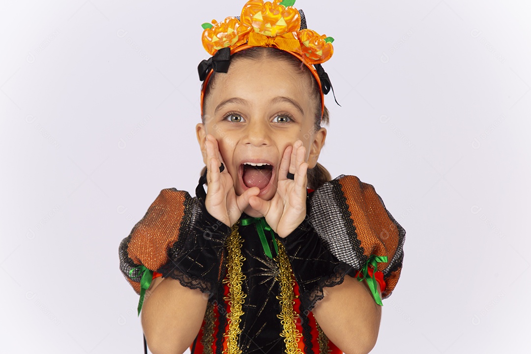 Linda menina fantasiada sobre um fundo isolado branco.