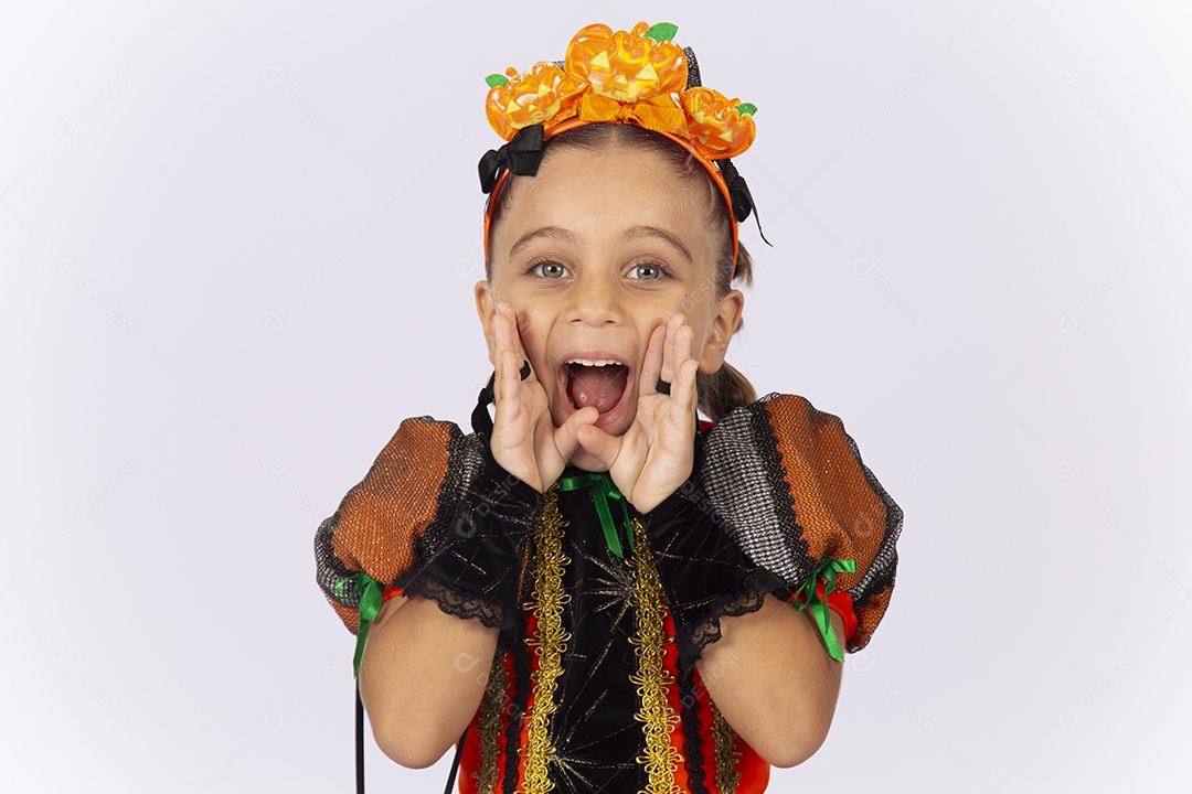 Linda garotinha fantasiada sobre um fundo isolado branco.