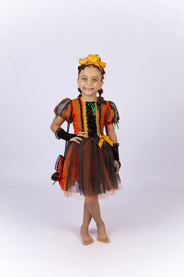 Linda menina fantasiada sobre um fundo isolado branco.