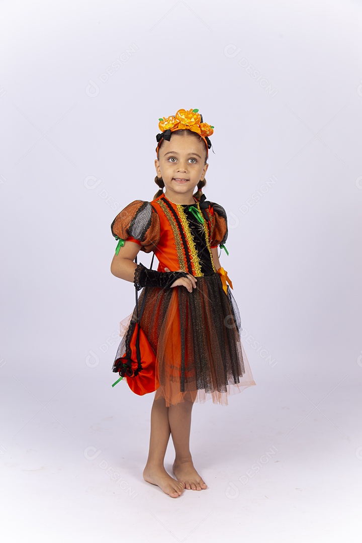 Linda garotinha fantasiada sobre um fundo isolado branco.
