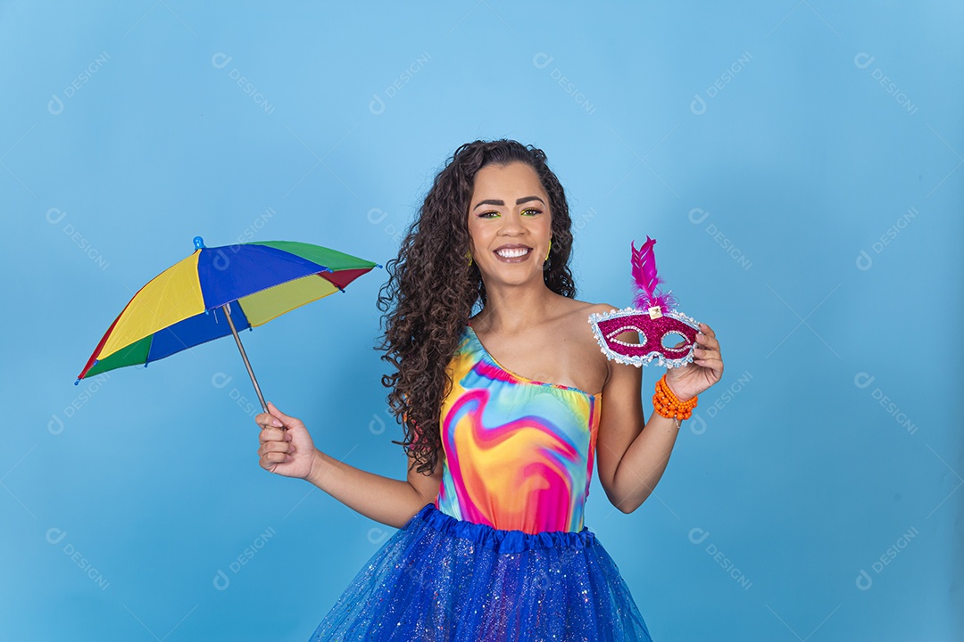 Mulher de cabelo cacheado com fantasia de carnaval estilo frevo.