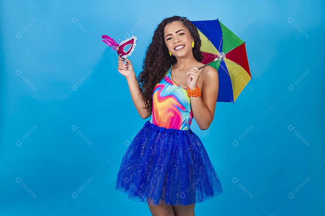 Mulher de cabelo cacheado com fantasia de carnaval estilo frevo.
