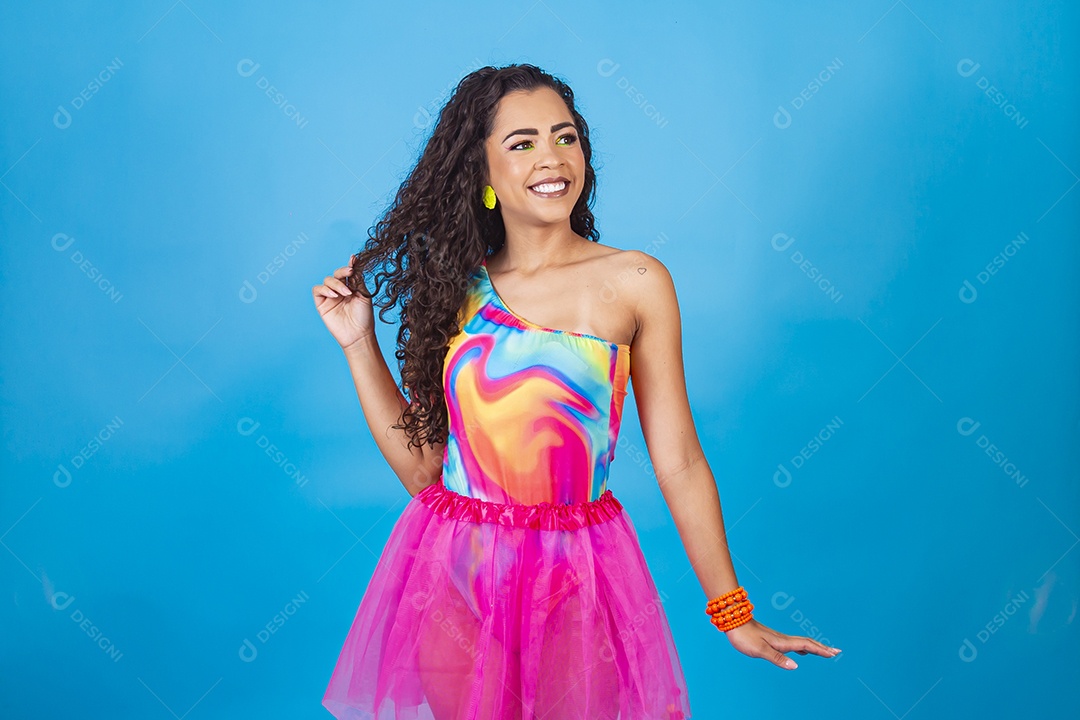 Mulher de cabelo cacheado com fantasia de carnaval sobre fundo isolado azul.
