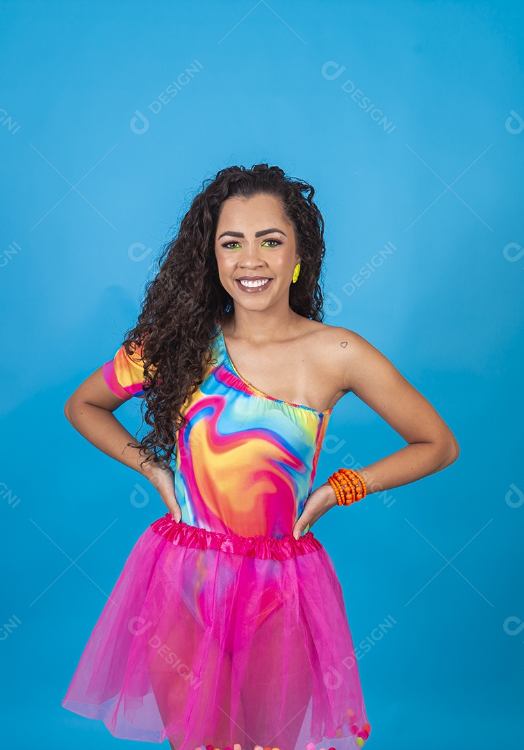 Mulher de cabelo cacheado com fantasia de carnaval sobre fundo isolado azul.