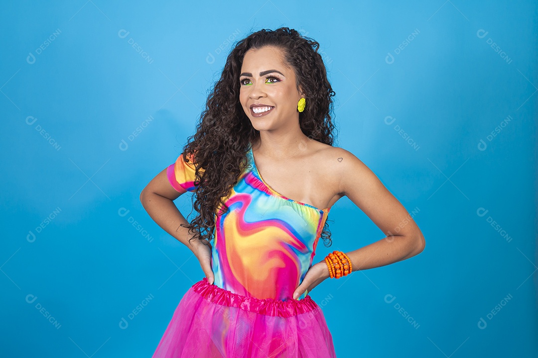 Mulher de cabelo cacheado com fantasia de carnaval sobre fundo isolado azul.