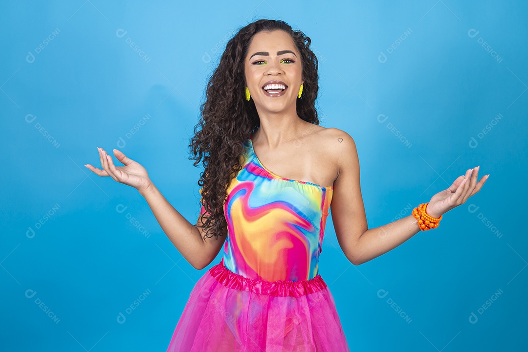 Mulher de cabelo cacheado com fantasia de carnaval sobre fundo isolado azul.