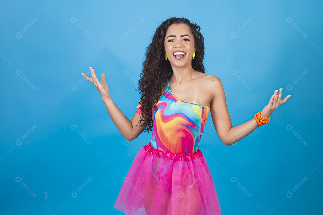 Mulher de cabelo cacheado com fantasia de carnaval sobre fundo isolado azul.