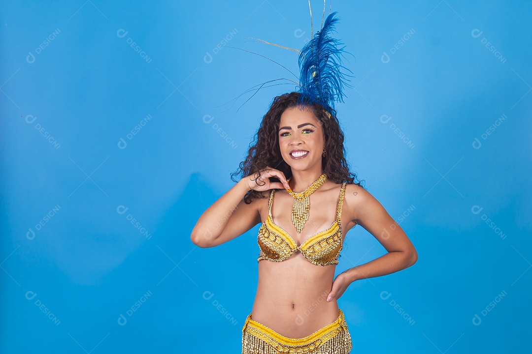 Mulher fantasiada com roupa de carnaval.