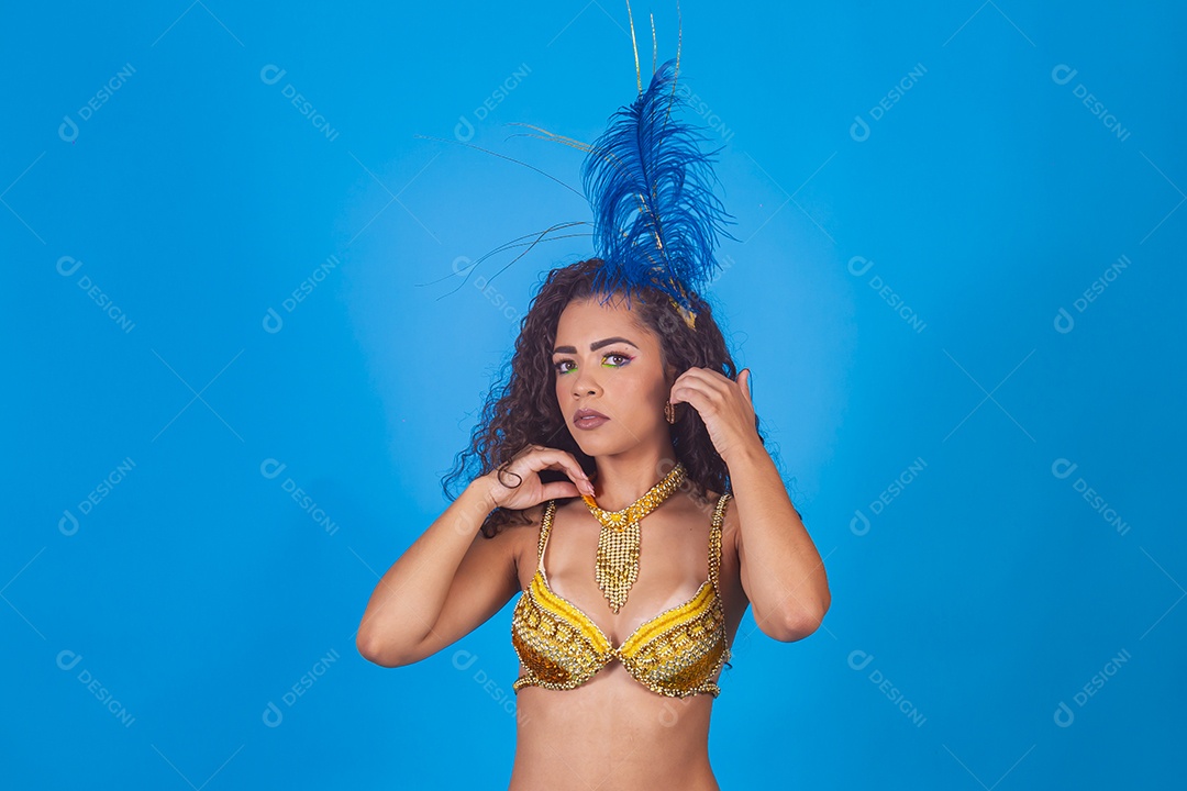 Mulher fantasiada com roupa de carnaval.